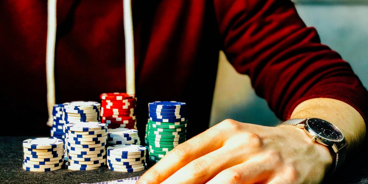 Porównanie bonusów depozytowych w kasynach online z darmowymi spinami